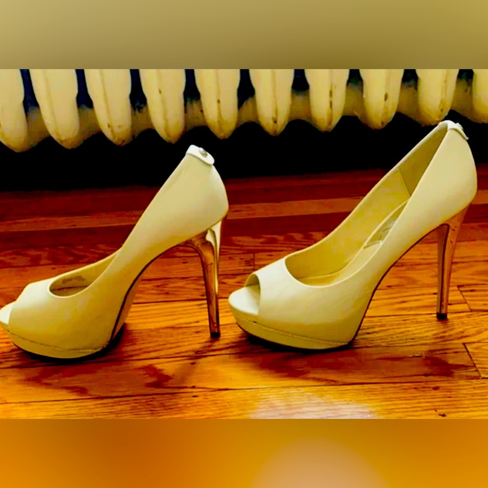 MICHAEL KORS WHITE Leather High Heels with Beautiful Silver Heels & Peep Toe